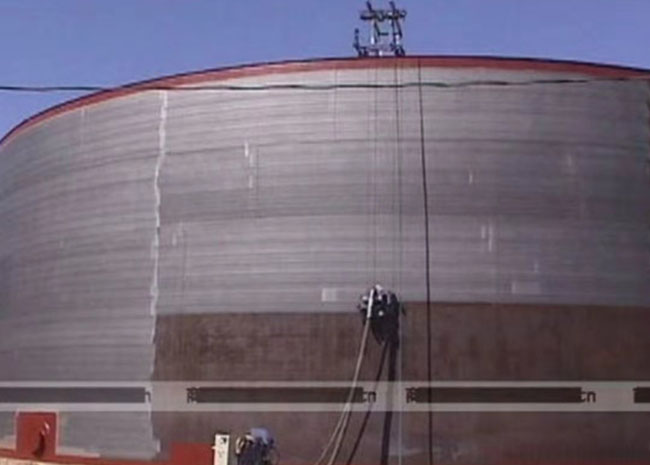 大型油罐罐體防腐除銹立式垂直拋丸機施工現場圖 大型油罐罐體防腐除銹立式垂直拋丸機施工現場圖