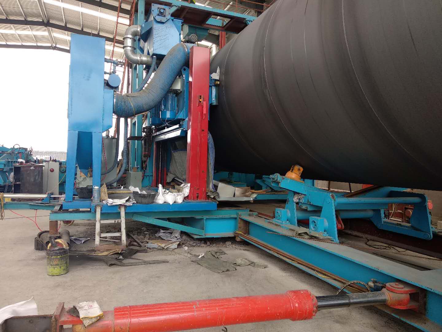 大口徑鋼管外壁除銹設(shè)備 大口徑鋼管外壁除銹設(shè)備